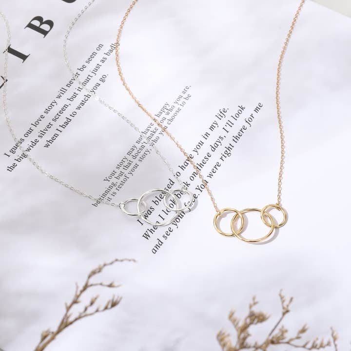 hope love shine – Großhandel Kette mit Anhänger/Charm – Halskette Eternity mit 3 Ringen, ineinandergreifende Kreise, Gold und Silber