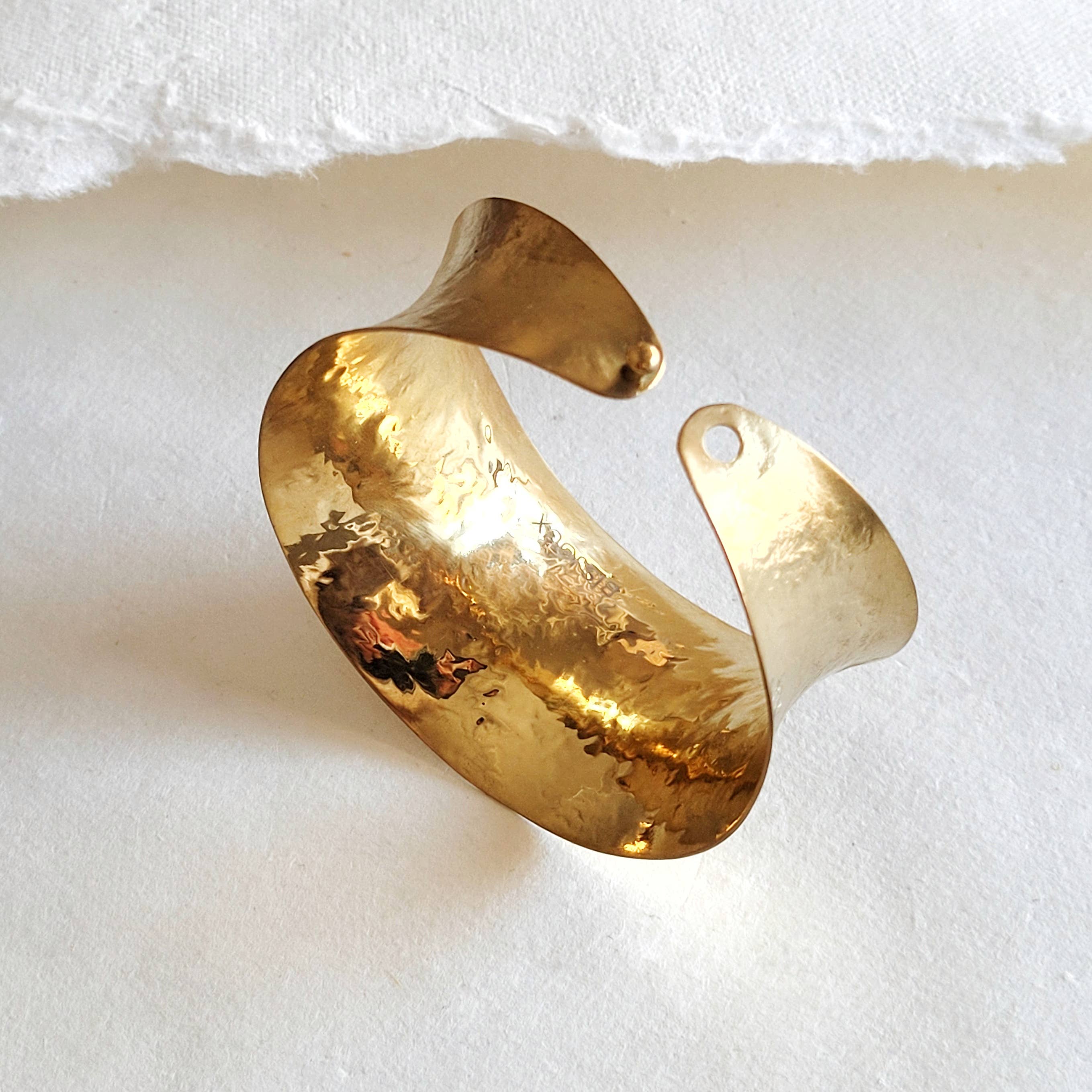 Bisjoux - Wholesale Cuff Bracelet - Seductive brass Curve Cuff bracelet1