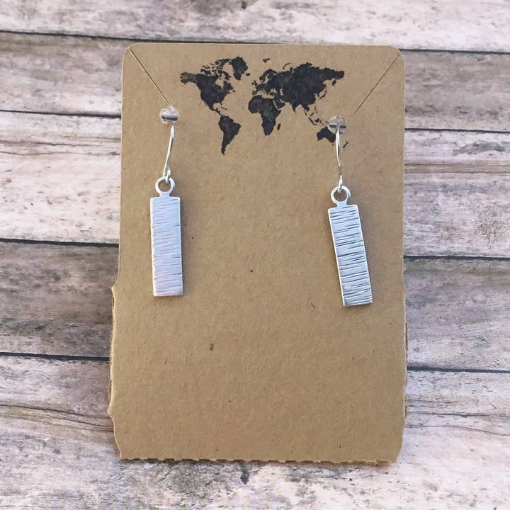 Einfacher Slash strukturierte Ohrringe in Silberfarbe für den Großhandel von Jamie Haley Designs