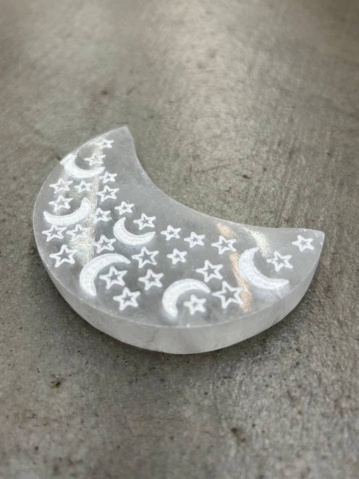 Lune découpée au laser en sélénite pour la vente par Gemwise
