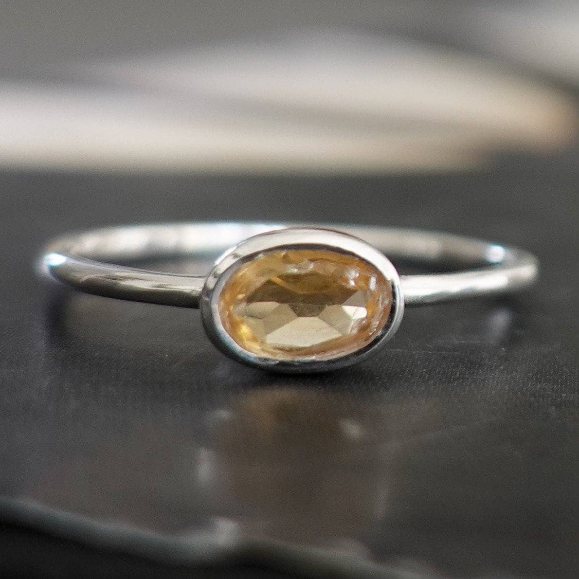 Mistry Gems - Vente Solitaire - Bague Ovale Horizontale Unisexe en Citrine | Argent Sterling 9250