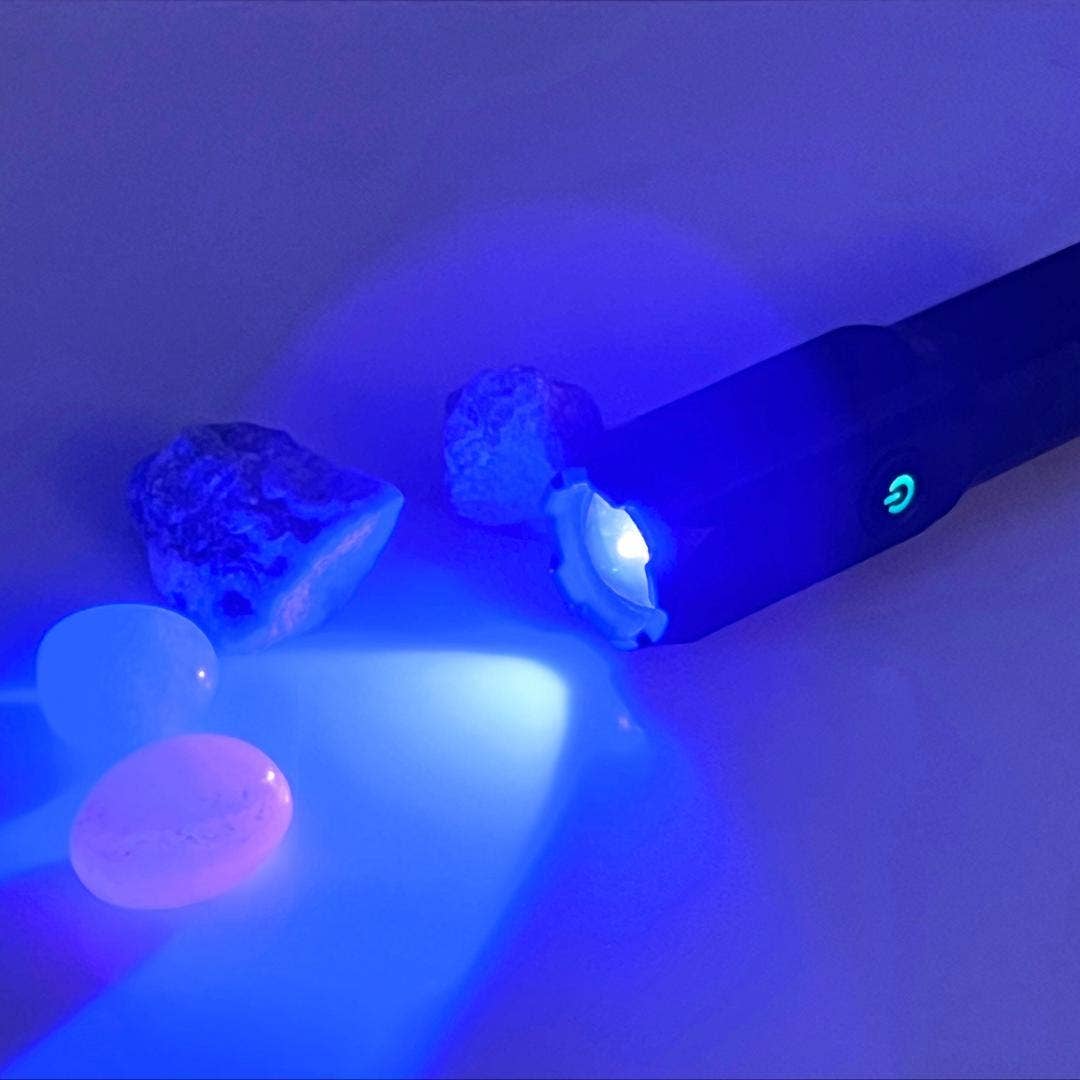 Crystal River Gems LLC – Engroshandel Spirituelle sten og krystaller – Genopladelig UV-lommelygte 365nm med startkollektion af UV-reaktive ædelsten0