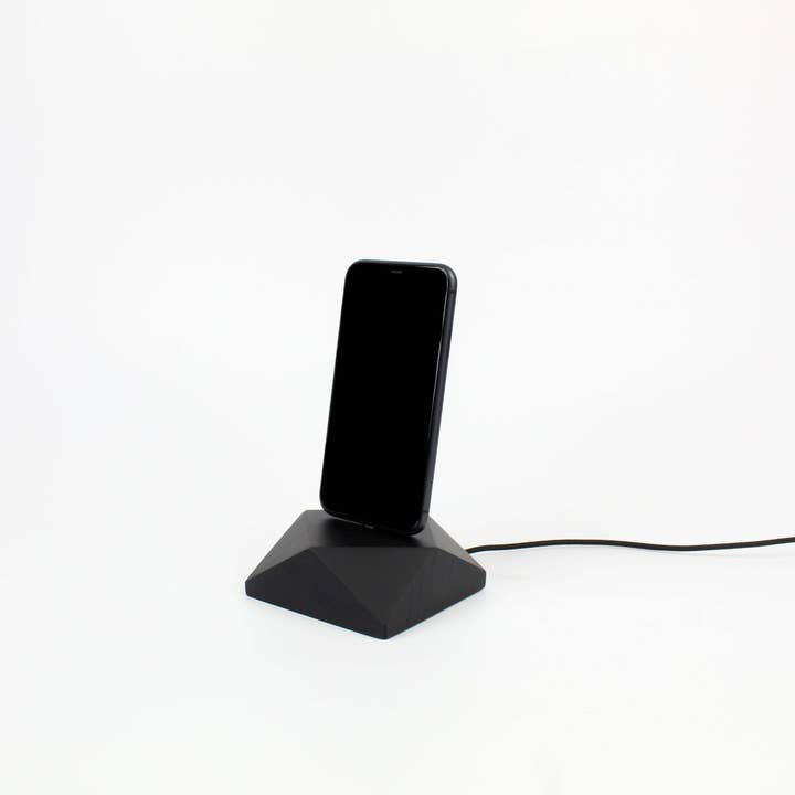 Station d'accueil pour téléphone - Chêne noir pour la vente par Chopzwood