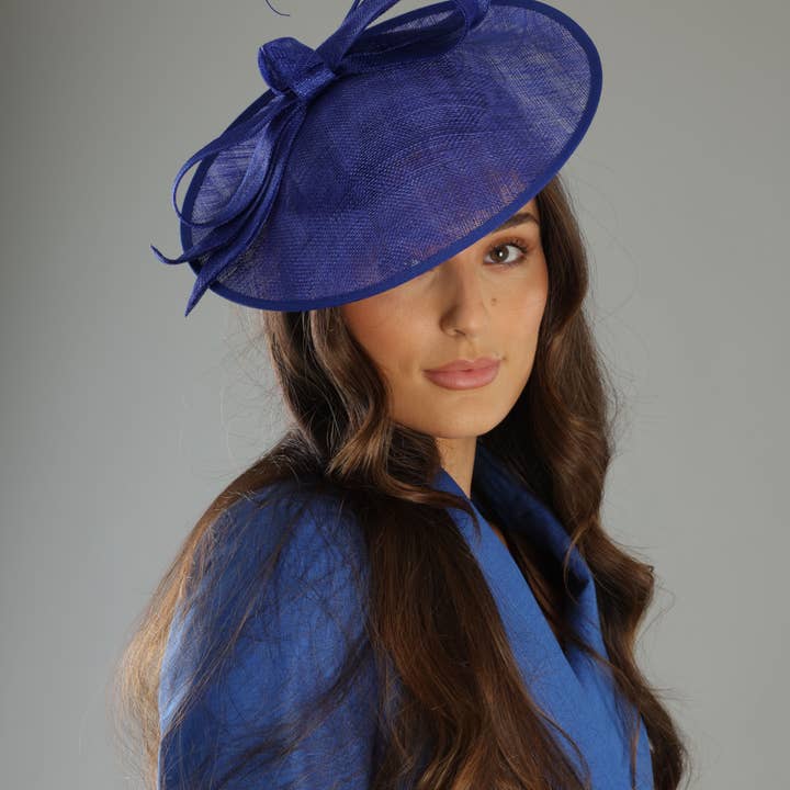 Haisley Fascinator in kobaltblauw voor wholesale door Morgan & Taylor