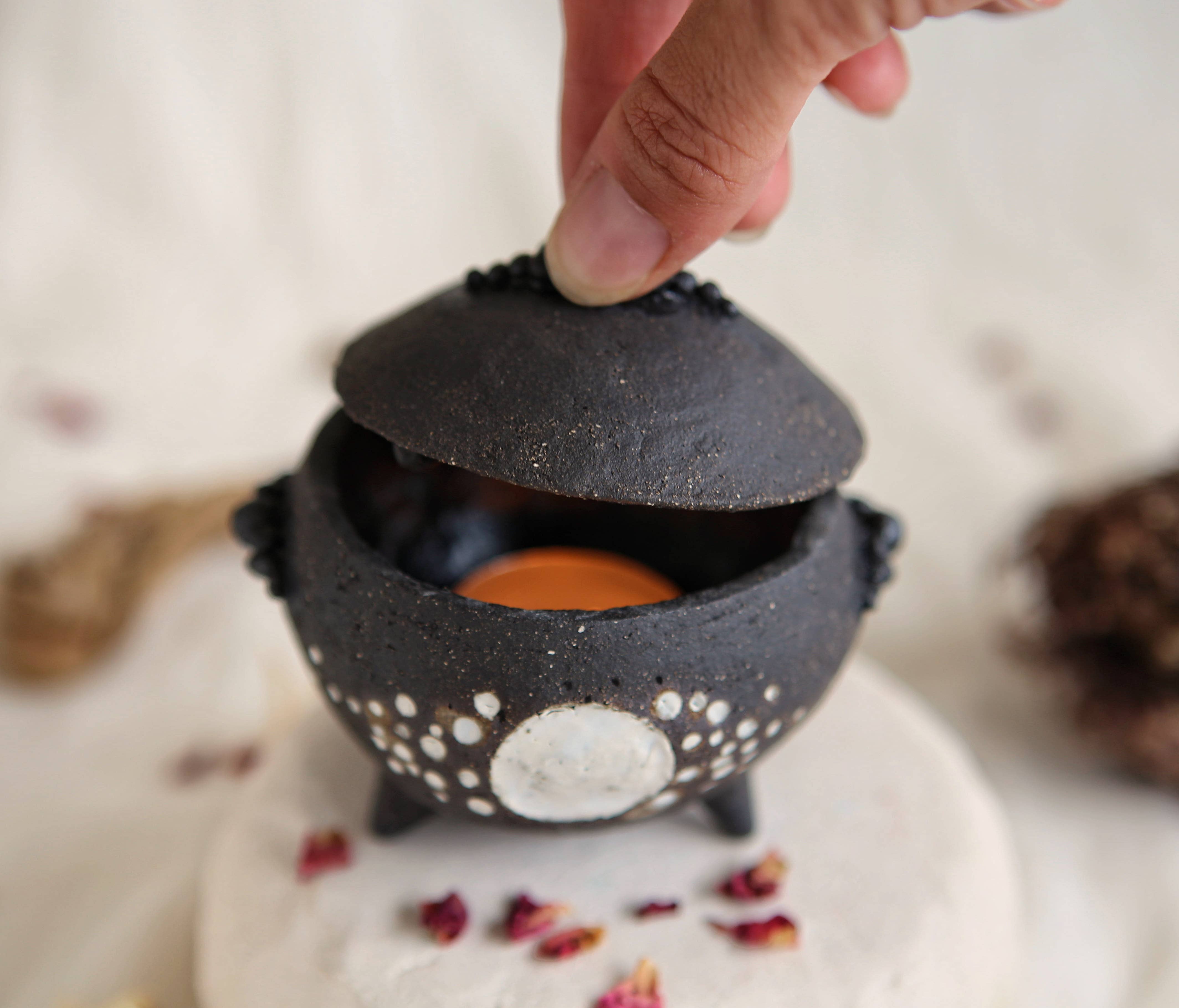 Nuria Vela Ceramica - Vente Porte-encens - Chaudron en céramique noir et blanc avec couvercle et poignées3