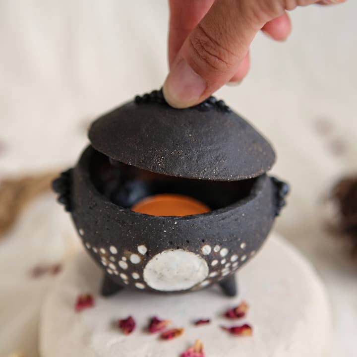 Nuria Vela Ceramica - Vente Porte-encens - Chaudron en céramique noir et blanc avec couvercle et poignées3