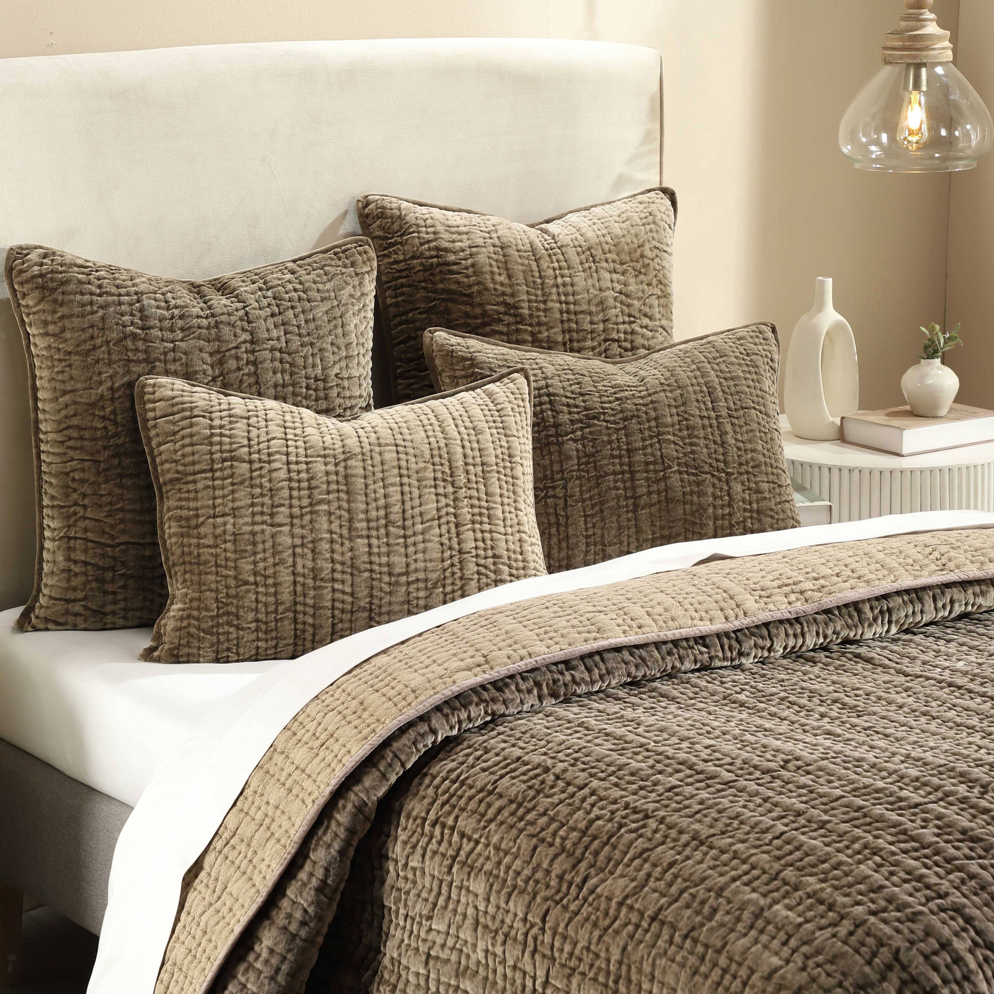 India's Heritage – Großhandel Bettdecke – Empire Velvet Quilts and Shams, Kaffeebraun1