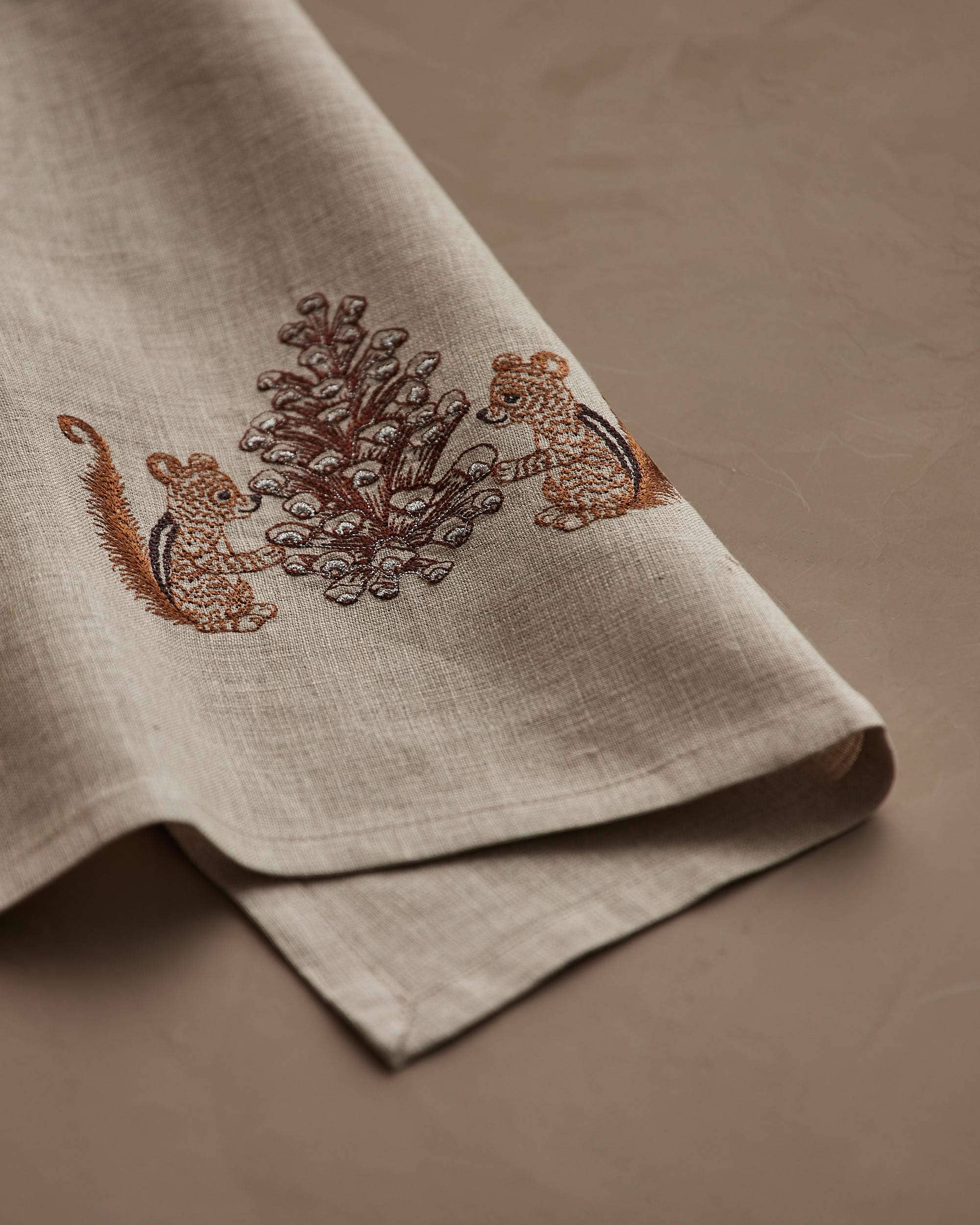 Coral & Tusk – Großhandel Geschirrtücher – Geschirrtuch Chipmunks mit Tannenzapfen2