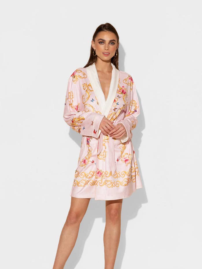 Lyserøde sommerfugle kort kappe for engroshandel hos Wrap Up by VP