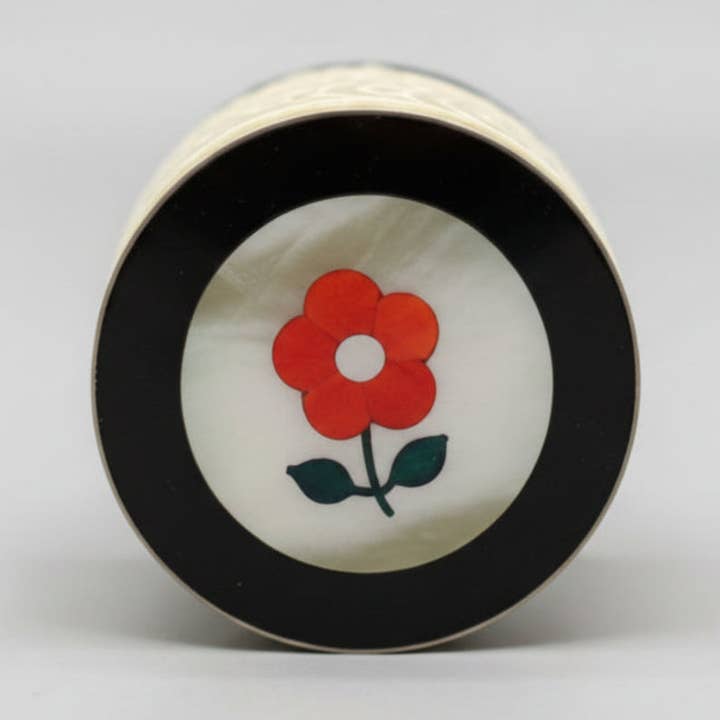 Nyhed! Geranium Vetiver Balm i Abalone Blomsterindlæg Pilleetui for engroshandel hos Earth tu Face