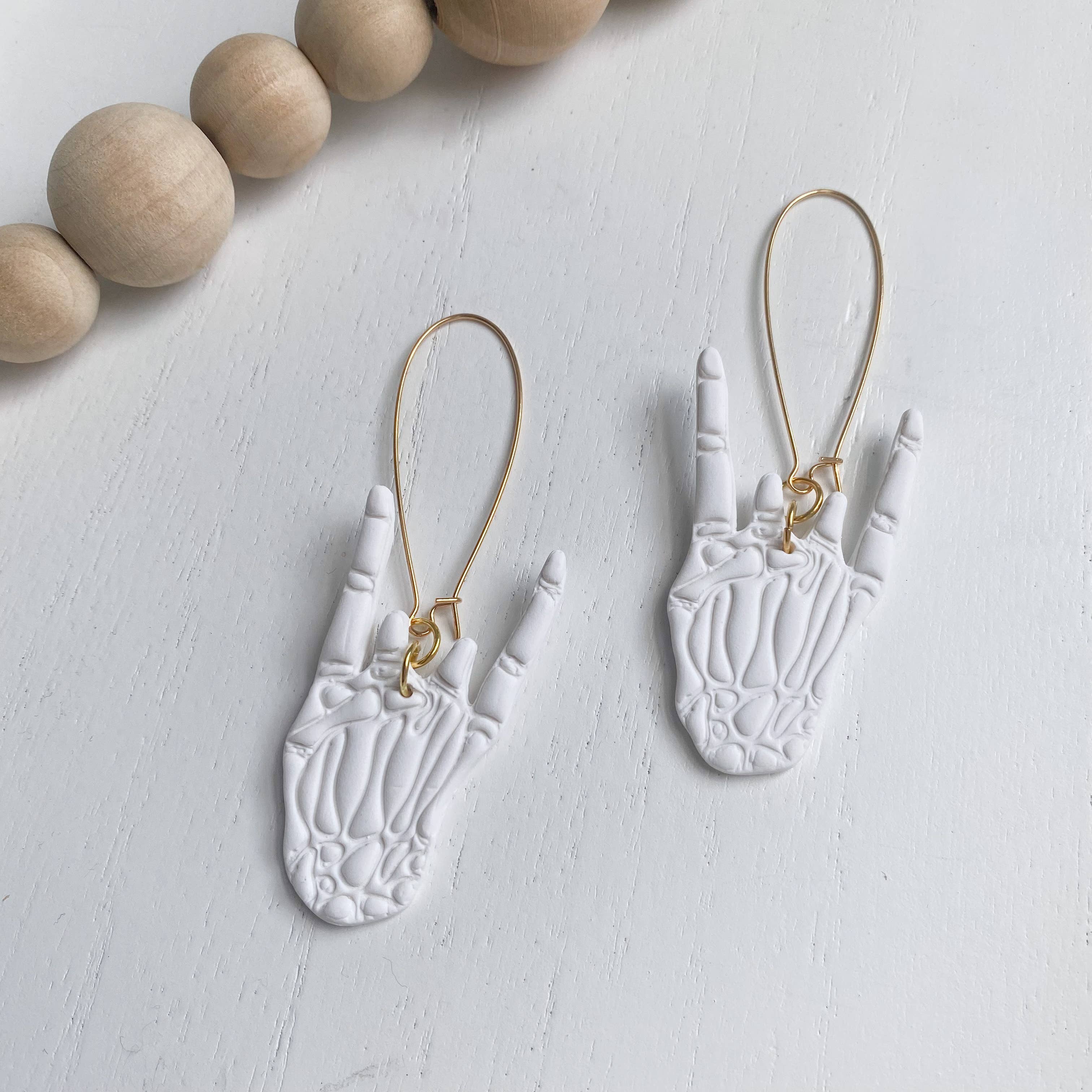 Amber Rae Studio – Großhandel Ohrhänger – Skeleton Rocker Handohrringe | Skeleton-Hand-Ohrringe4