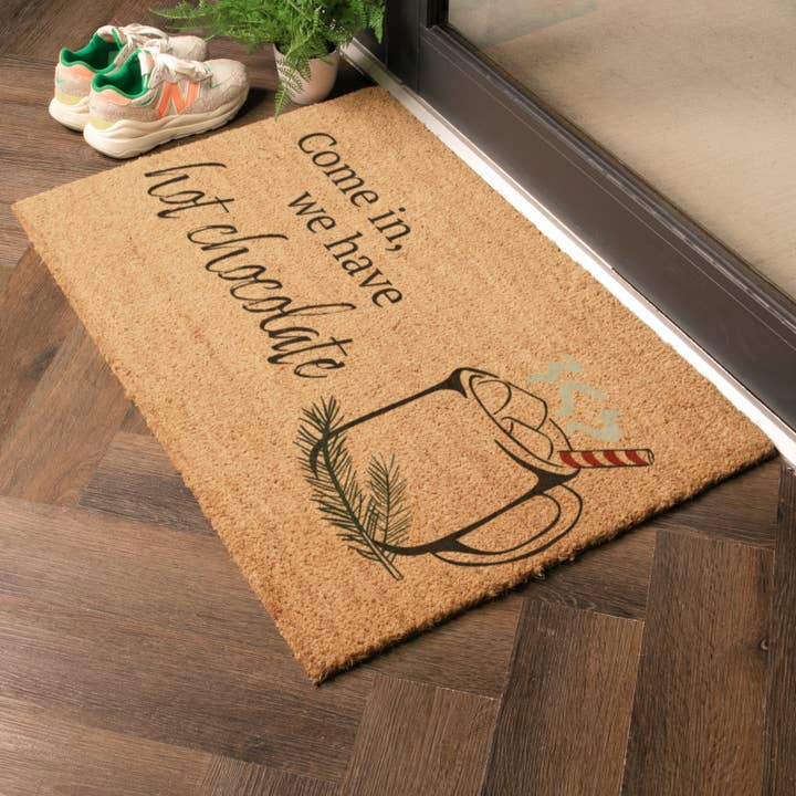 Paillasson en fibre de coco "Entrez, nous avons du chocolat chaud" (90 x 60 cm) pour la vente par Artsy Mats