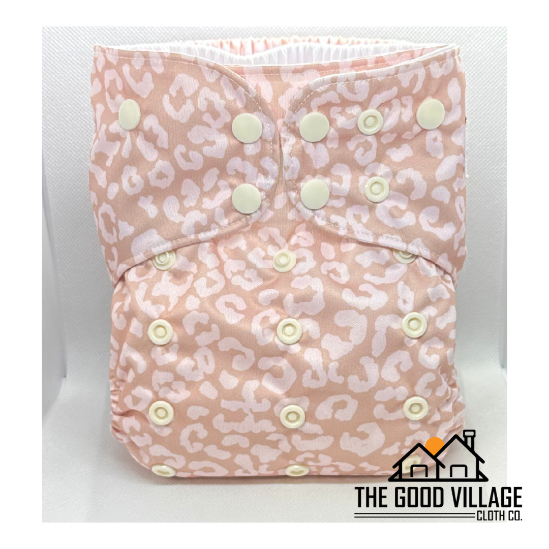 The Good Village Cloth Co + Market – Engroshandel Stofble - Baby – One Size Lommeble ble | Neutral Leopard0