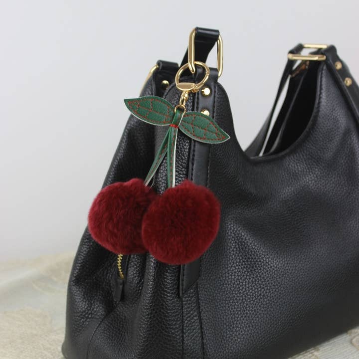 Leto Accessories – wholesale Handväske- och väskaccessoar – Dam – Äkta kaninpäls körsbärsväskcharm – Plyschväskaccent3