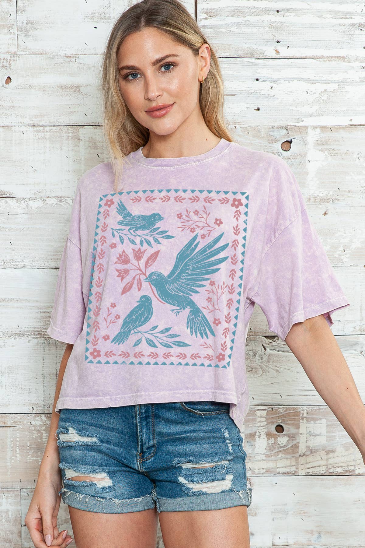 Amused by Blue – T-shirt estampada - Mulher por atacado – Top Curto com Estampa Gráfica de Pássaro para Mulheres em Lavagem Mineral3