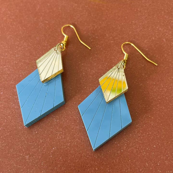 Orecchini ArtDeco in plastica riciclata blu per la vendita all'ingrosso da parte di All Things We Like