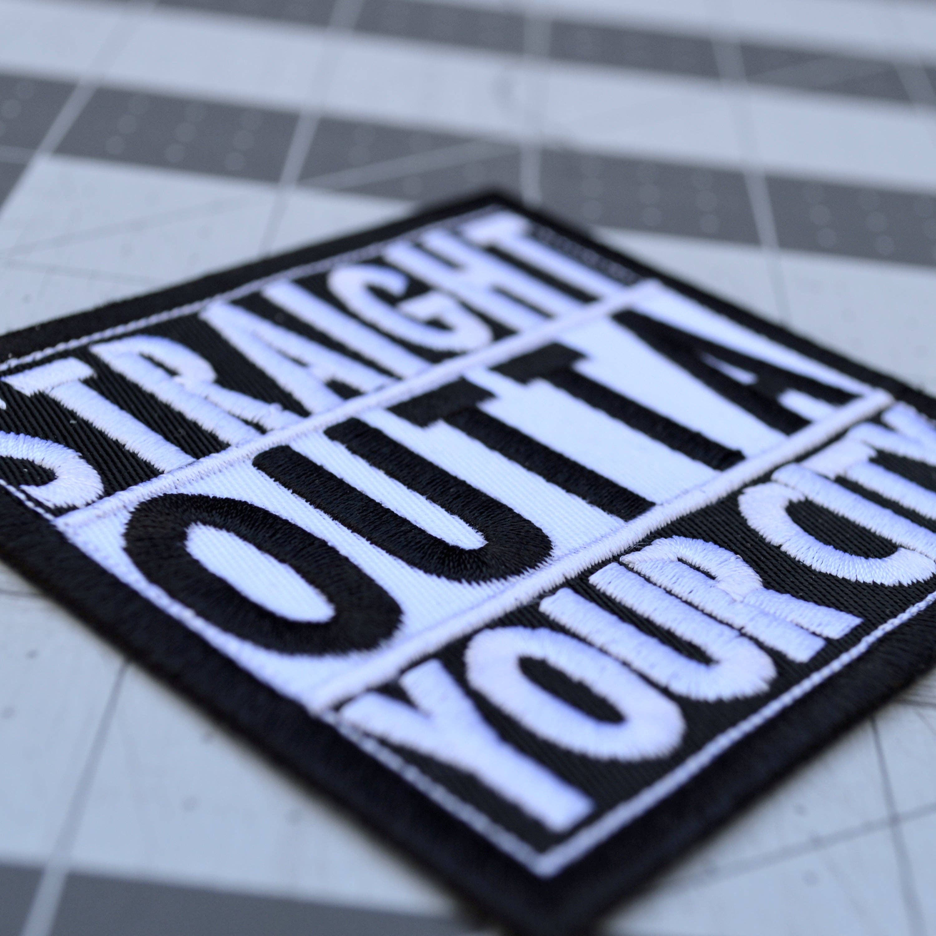 Thread By Dawn - Vendita all'ingrosso Toppe - Toppa ricamata personalizzata "Straight Outta" da 3 pollici da stirare/cucire4