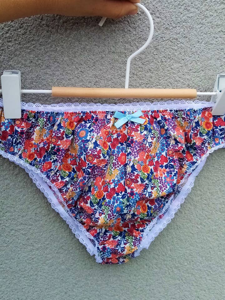 Witte katoenen poplin slip met strik en bloemenprint voor wholesale door Esmée AccessoriesNco