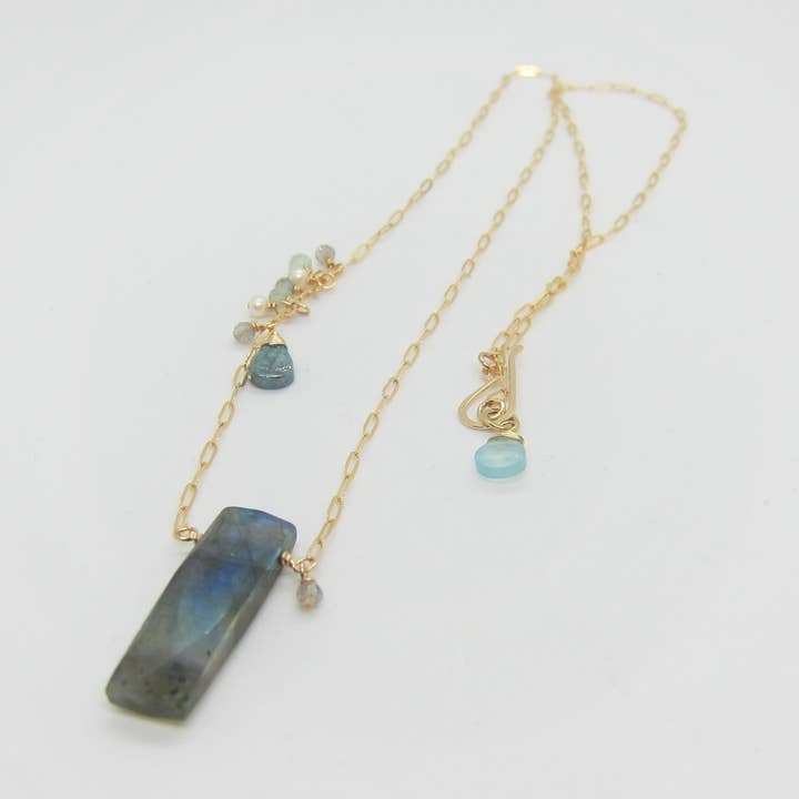 Labradorit og ædelsten klynge halskæde for engroshandel hos J. Mills Studio