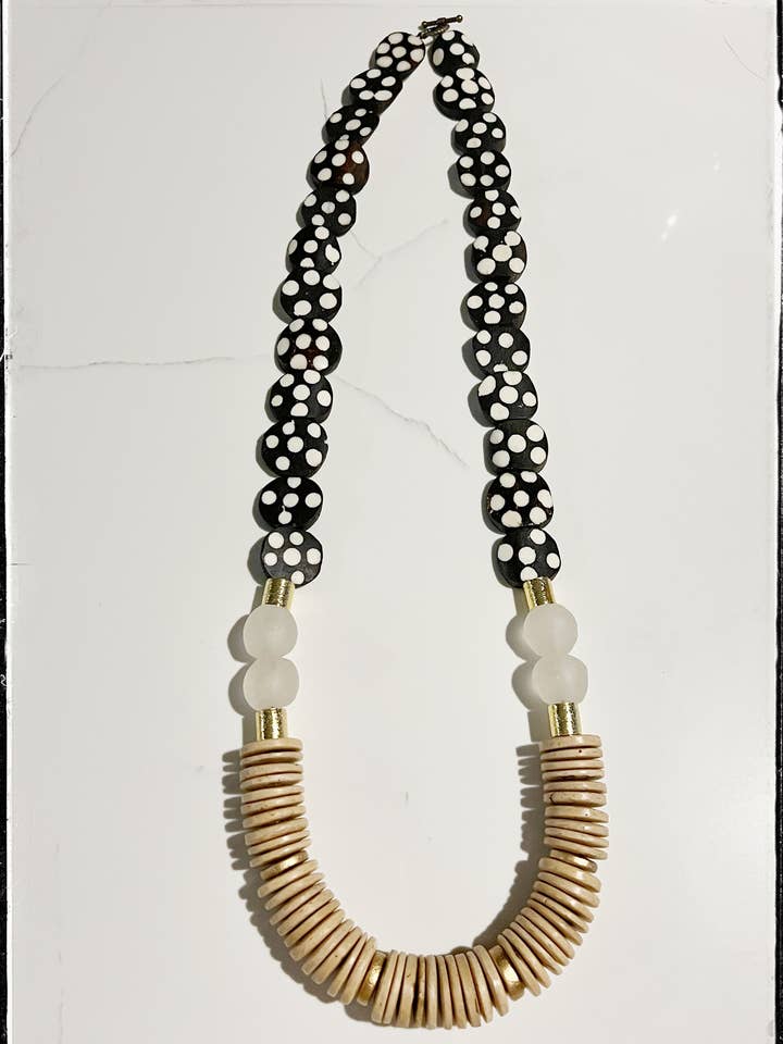 Colar longo de statement com contas planas de osso bolinhas e coco por atacado de GentrybyJenna