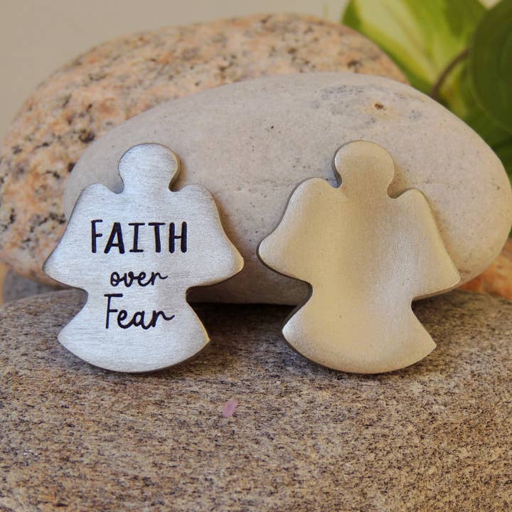 Pierres Pouce Ange pour la vente par Abbey + CA Gift