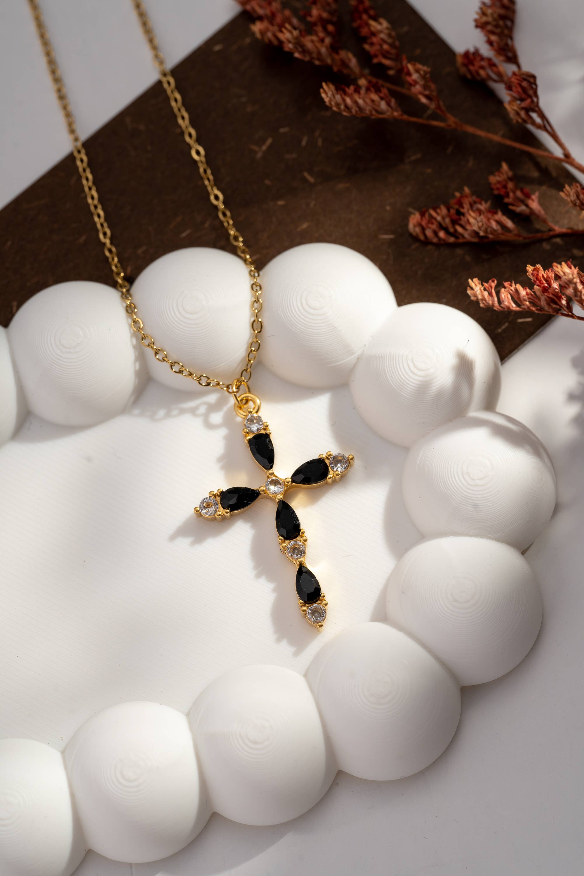 COSMOS – Großhandel Kette mit Anhänger/Charm – Edelstahl-Halskette mit Kreuzanhänger aus Kristallen0