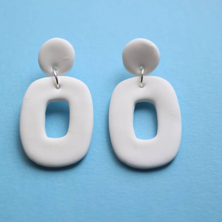 Witte ovale oorbellen voor wholesale door mary earrings studio