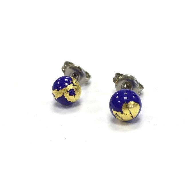 Puces d'oreilles en verre fait main en lapis et or pour la vente par Helen Chalmers