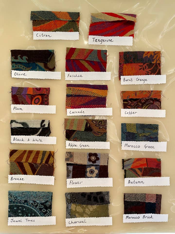 In Style Scarves – Poncho - Mulher por atacado – Poncho capa 515 em lã Merino Australiana fervida - Ameixa7