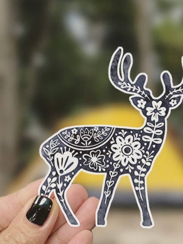 Autocollant de cerf sauvage canadien/Souvenir canadien pour la vente par The Doodle Diary