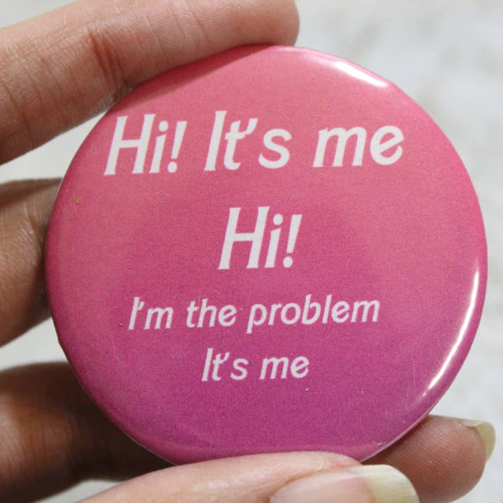Hi it's Me//botón con respaldo de metal de 2.25 pulgadas para venta al por mayor de Raven Design