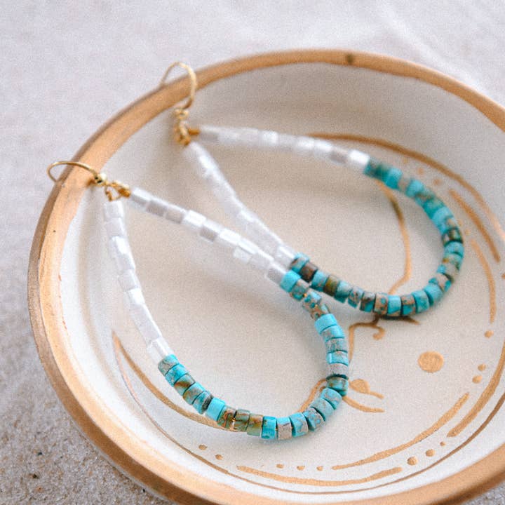 Orecchini a mezza goccia con perline turchesi e bianche per la vendita all'ingrosso da parte di Cecelia Designs Jewelry