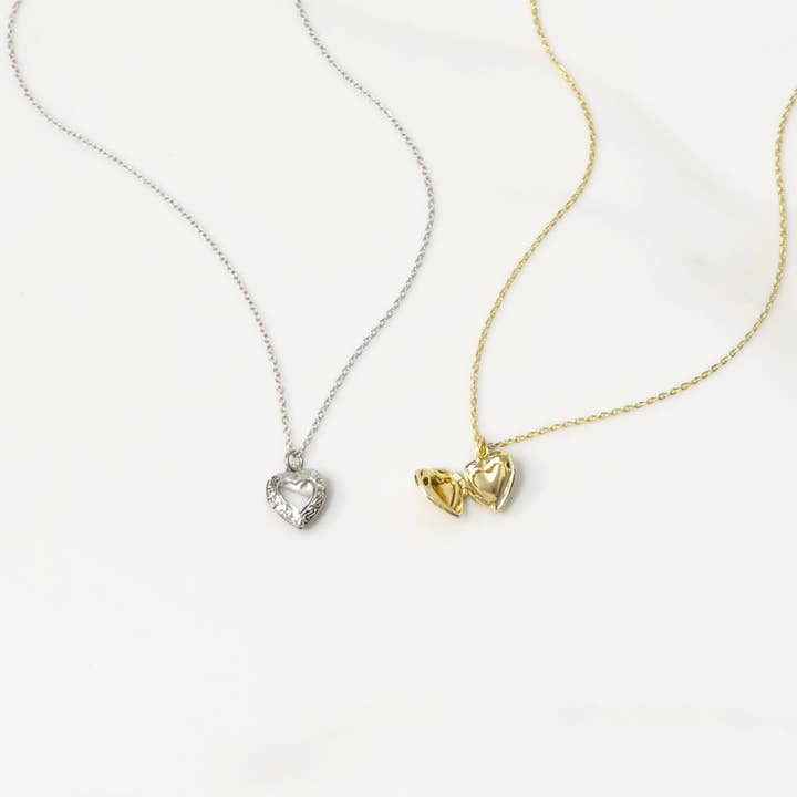 Collier avec petit médaillon en forme de cœur gravé pour la vente par iiShii designs