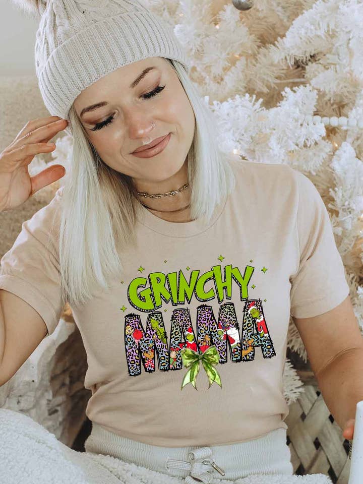 T-shirt morbida da donna con grafica, Holiday Grinchy Mama per la vendita all'ingrosso da parte di Khristee