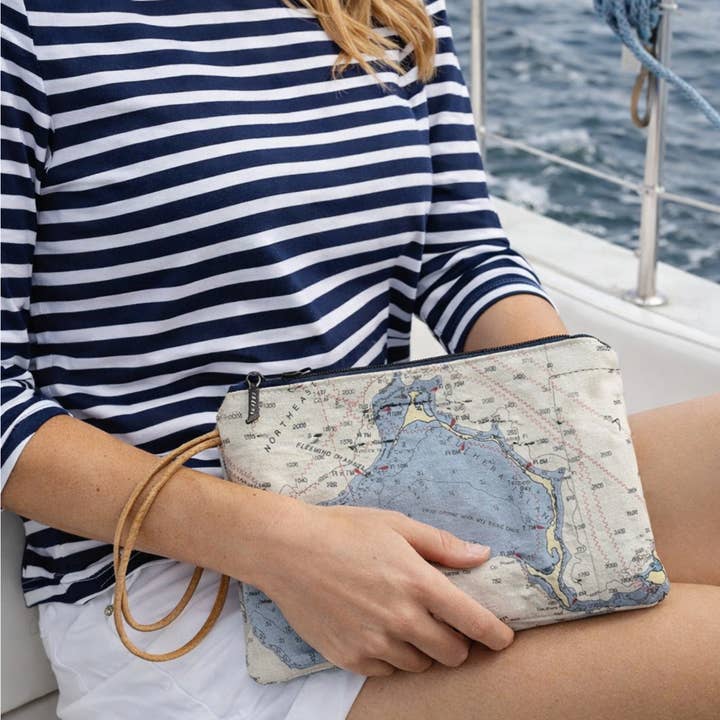 Pochette à sangle en liège – Emportez votre havre de paix pour la vente par Not for Navigation