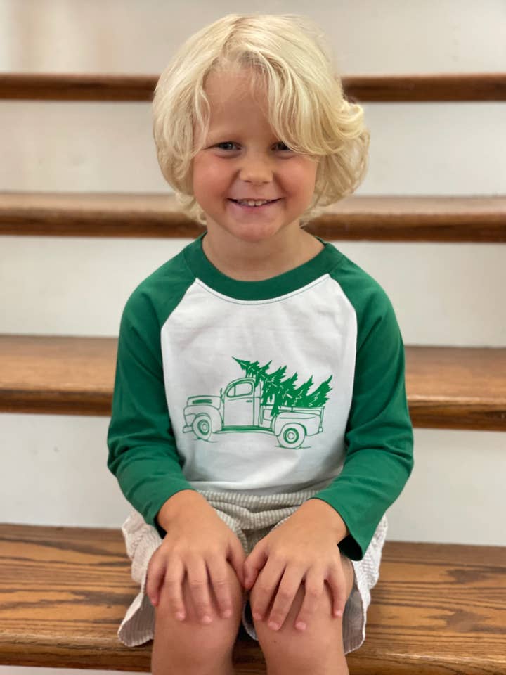 Camiseta raglán con boceto de camión de Navidad verde para venta al por mayor de Little Hoot Designs
