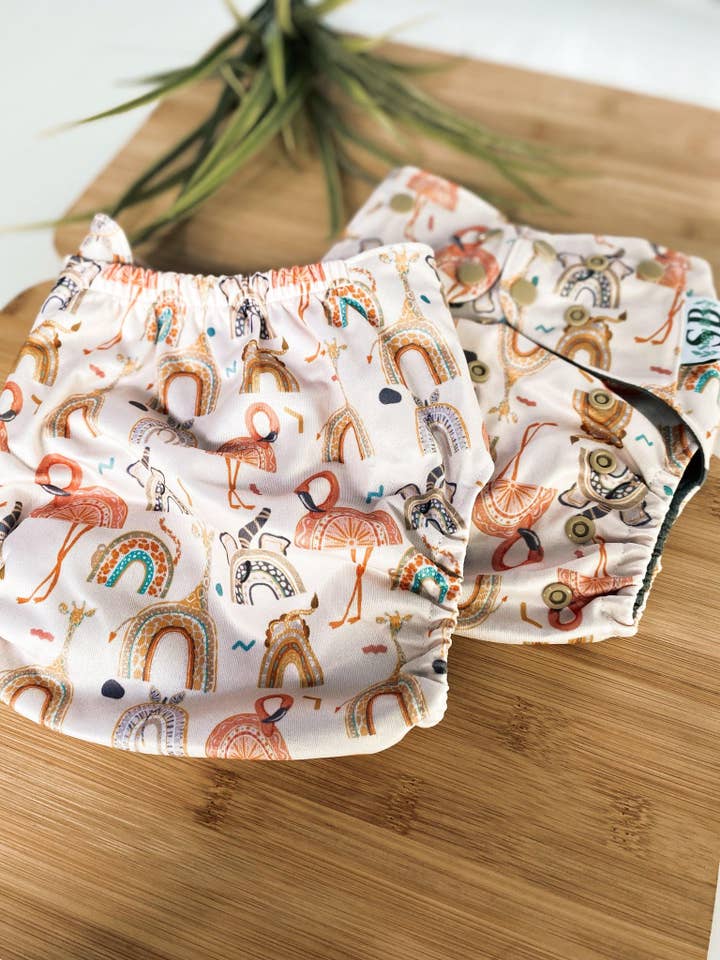 Pañal de tela moderno Rainbow Animals para venta al por mayor de Suga Bums LLC