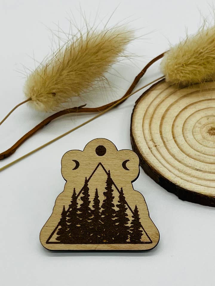 Spilla in legno alberi e fasi lunari per la vendita all'ingrosso da parte di Blossom Hill Customs