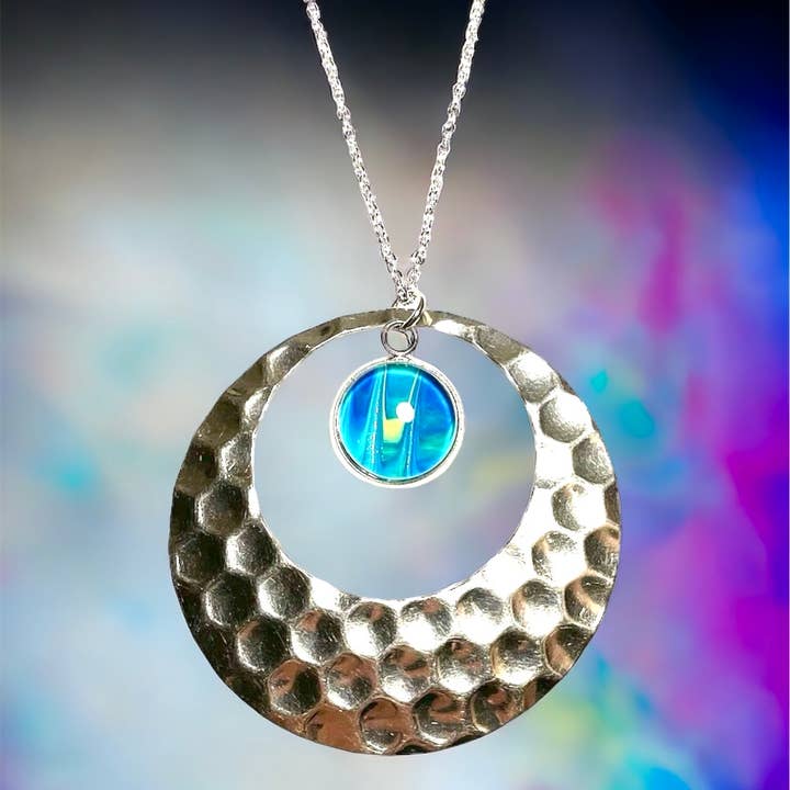 Originele halsketting met grote gehamerde schijf van origineel kunstwerk voor wholesale door Drift Away Studio