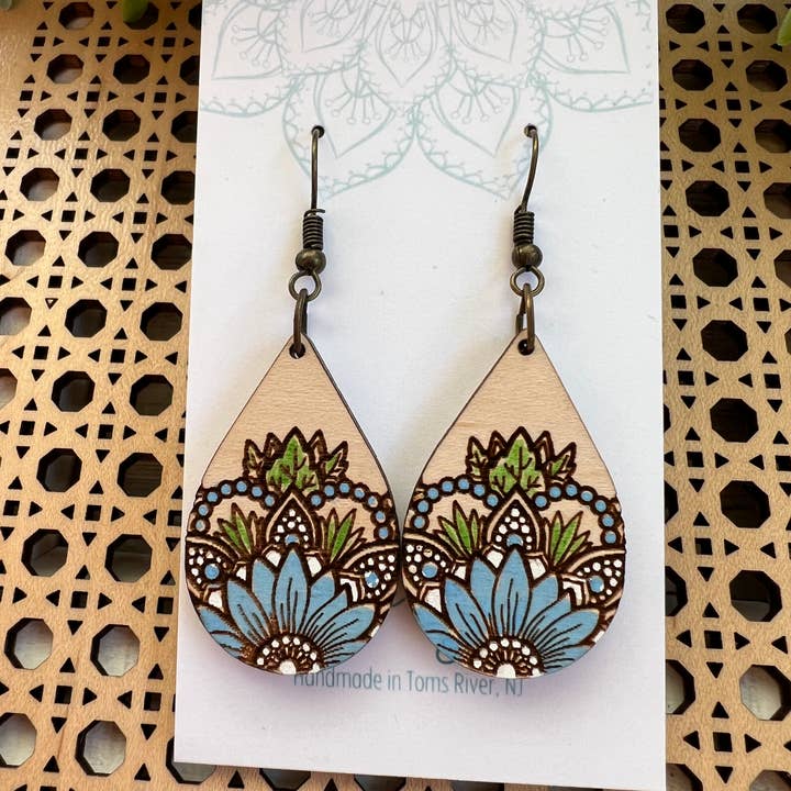 boucles d'oreilles en bois léger peintes à la main bleu tournesol pour la vente par Seasideblooms
