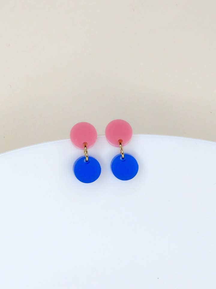 Boucles d’oreilles en acrylique à cercles roses et bleu profond pour la vente par Niemalsmehrohne