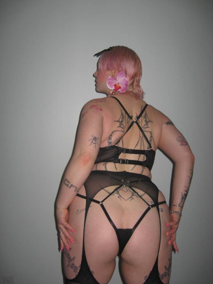 U.R.A Fever Slip met open rug in zwart voor wholesale door The End Lingerie