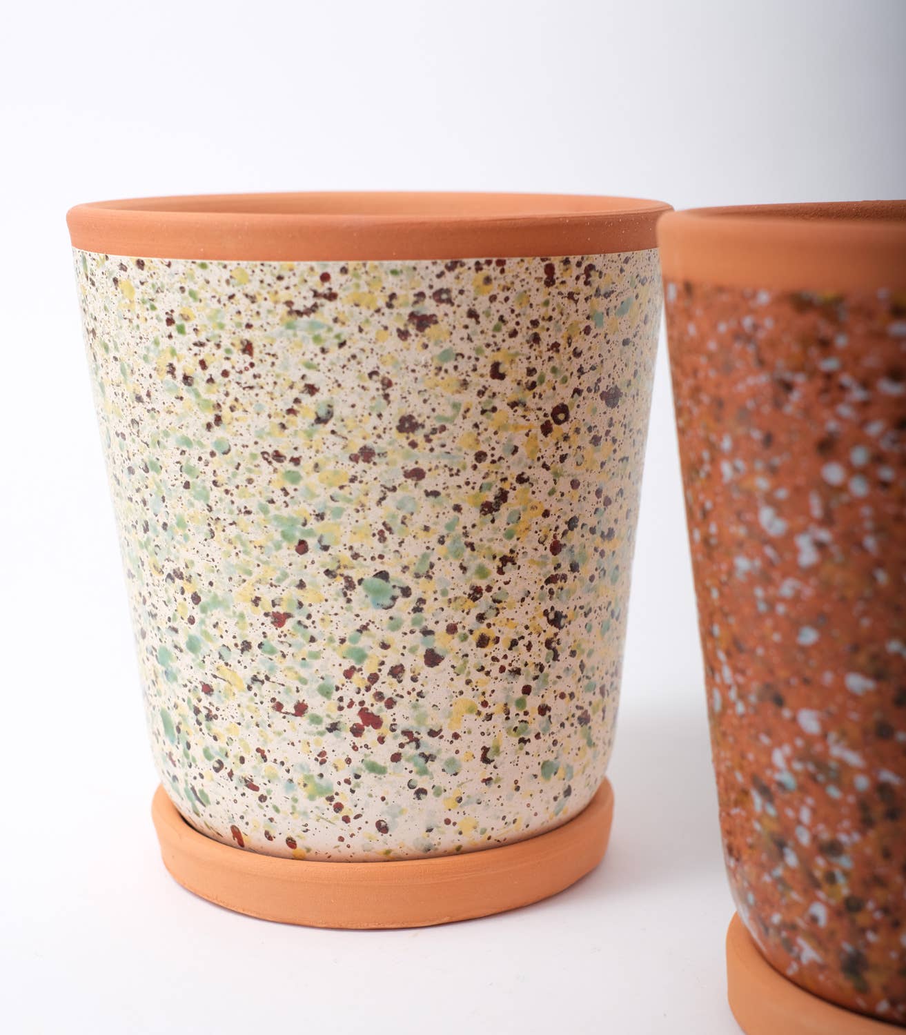 Casa Atlântica - Vente Pot - Pot en terre cuite moucheté sur base blanche2