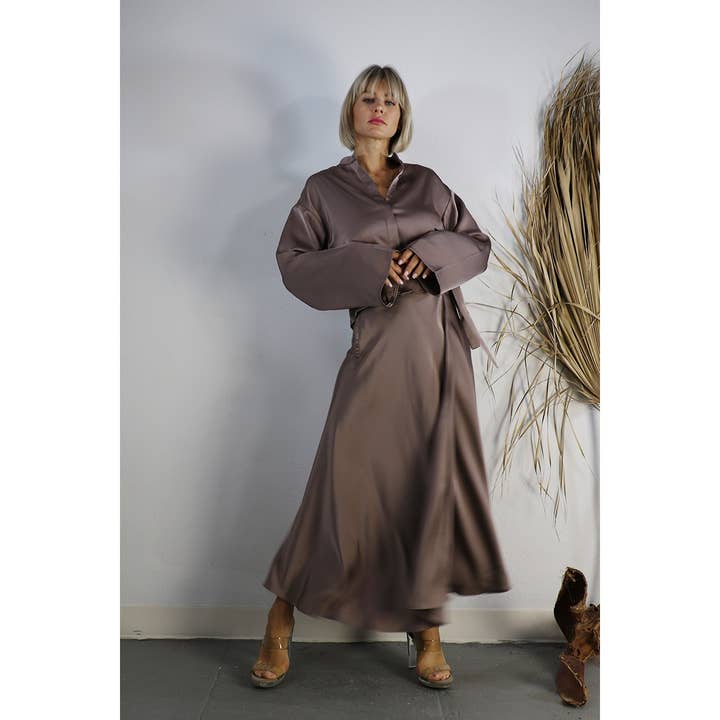 MALVE BRAUN CROP-TOP AUS SATIN MIT WICKELROCK für den Großhandel auf Faire24