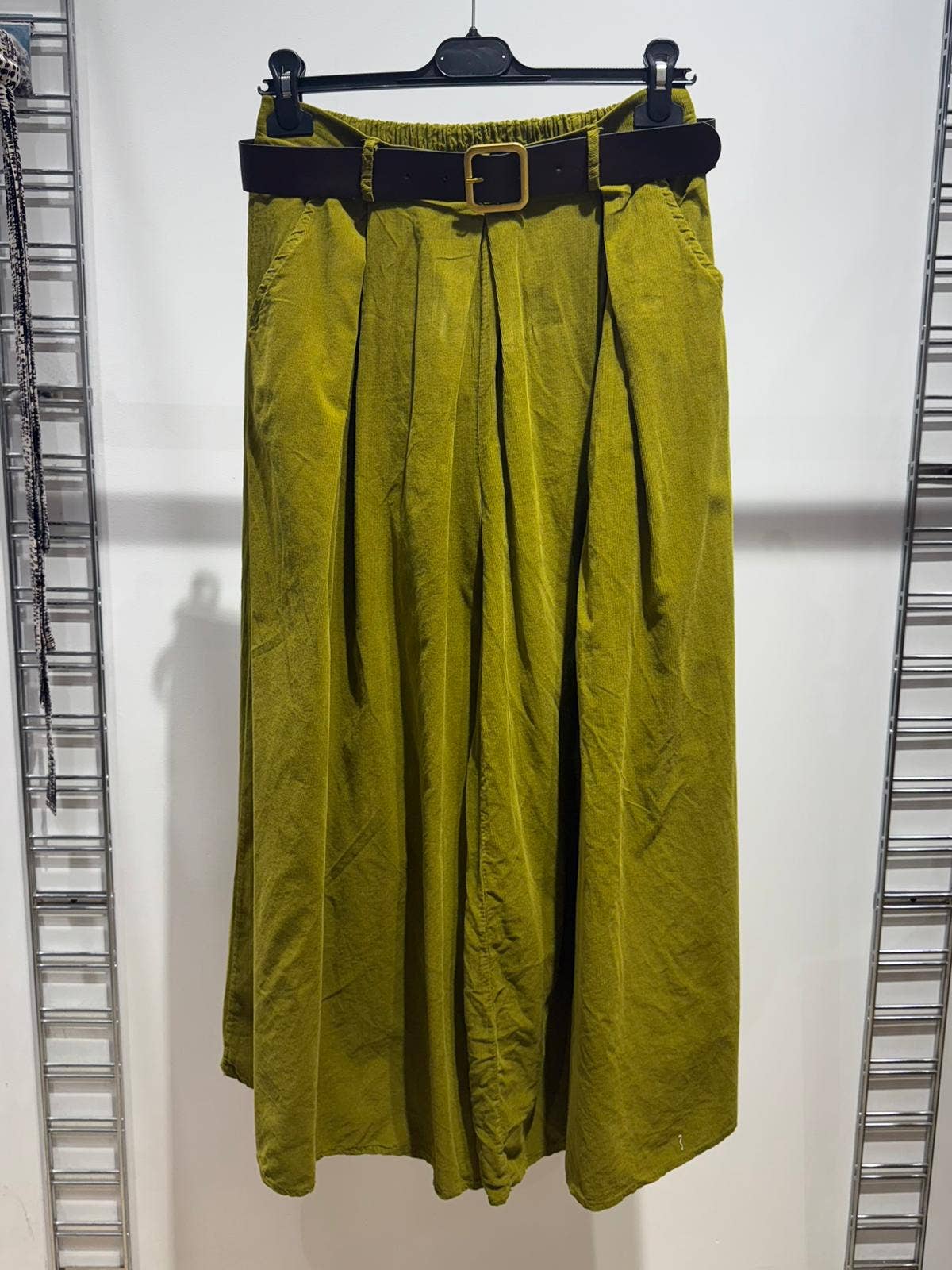 NOELINE - Venta al por mayor Pantalones - Mujer - Pantalones de terciopelo plisados con cinturón 305227