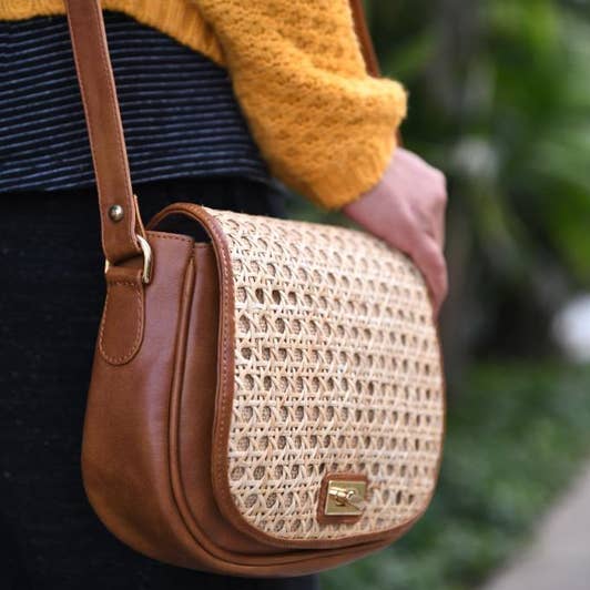 Sac à bandoulière en rotin pour femme avec rabat pour la vente par Kudrati LLC