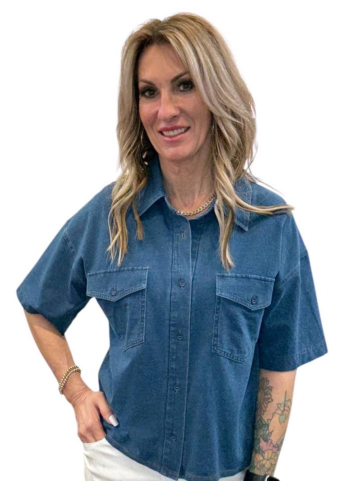 K362518-M - Medium Wash - 2-Pocket Knoopsluiting Boxy Overhemd A3918 voor wholesale door K & C Clothing, Inc.