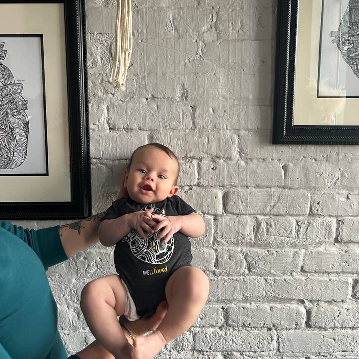 Fato de Bebé Anatómico Coração “Bem Adorado” por atacado de Artery Ink