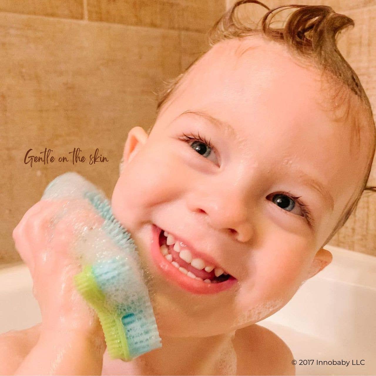 Innobaby on Faire - Venta al por mayor Juguete para la bañera - Bebés - Exfoliante de baño de silicona, divertido cepillo con forma de pez, juguete de baño para bebés15