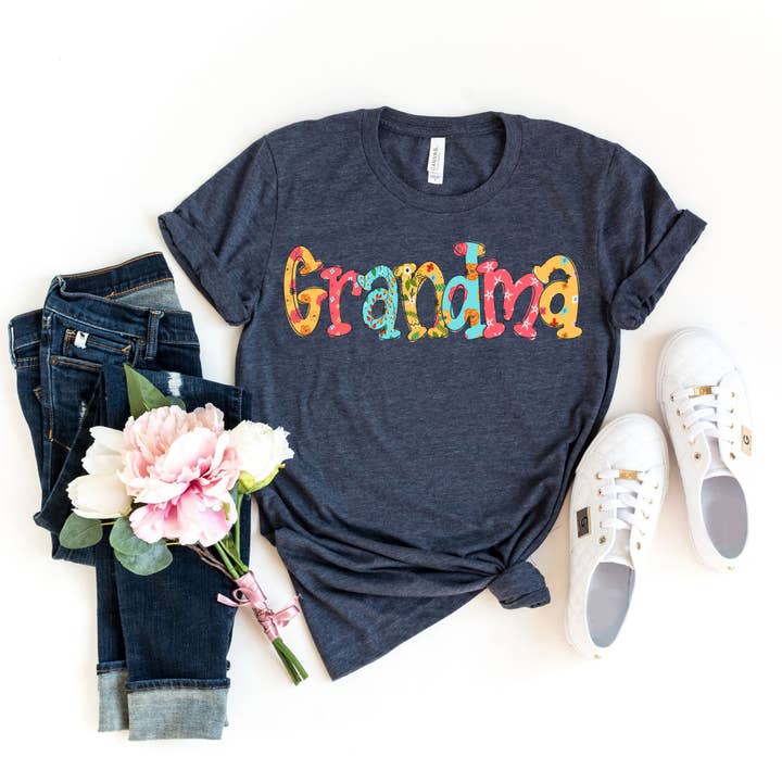 T-shirt bleu marine à motif floral Grandma pour la vente par Simply Tees